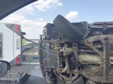 Un autovehicul s-a răsturnat cu tot cu rulotă, pe Autostrada Soarelui