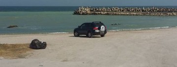 Polițiștii constănțeni au AMENDAT șoferul vehiculului cu numere de MAI, parcat pe plaja din Olimp