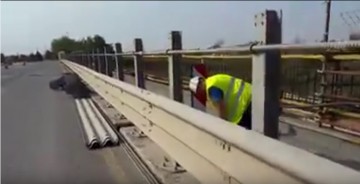 STRIGĂTOR LA CER! Pe podul de la Agigea lucrează... un singur muncitor!