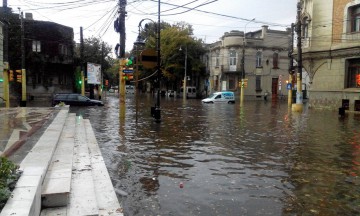 NENOROCIRE pe străzi din cauza ploii torenţiale