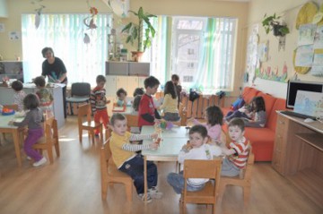 Copiii din familii defavorizate, care merg la grădiniţă, vor primi 50 de lei pe lună