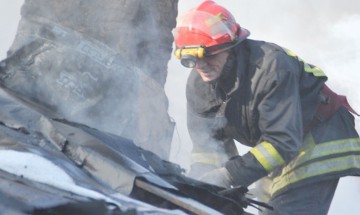 O autoutilitară încărcată cu lemn a luat foc în mers