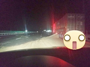 Marfa dintr-un TIR, împrăştiată pe drum, la ieşire de pe A4