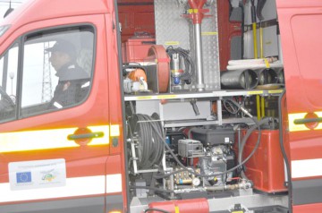 O maşină a luat foc în spatele magazinului Tomis