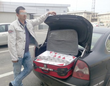 FLAGRANT: ţigări de contrabandă aduse cu taximetrul la poartă, în Palas!