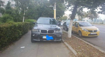 Nesimțire! Și-a parcat mașina pe întreg trotuarul