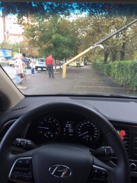 Stâlp pus la pământ de vântul puternic. Mai multe zone, afectate de avarii ENEL