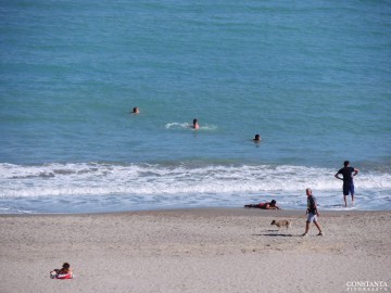 Baie în mare, în luna octombrie! VIDEO