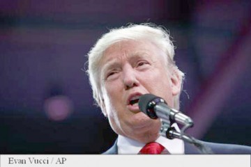 Trump a votat: A fost întâmpinat de două FEMEI GOALE