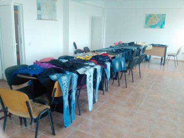 Comerţ cu produse de îmbrăcăminte direct pe trotuar la Hârşova