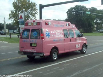 După isteria cu ambulanţa neagră, a apărut şi ambulanţa ROZ!