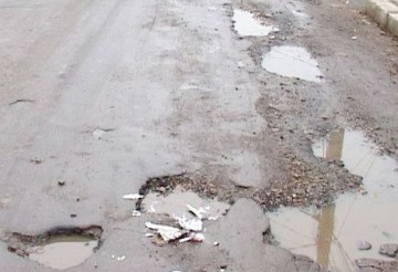 Cernavodă: gunoi, gropi şi surpări de apă în asfalt - cu asta se confruntă cetăţenii