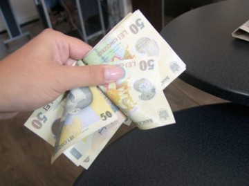 Funcţionarii publici protestează! Vor salariile mărite