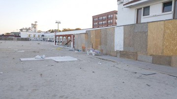 Imaginea DEZOLANTĂ din Mamaia: munţi de gunoaie şi şezlonguri aruncate!