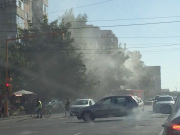 A ars o pubelă de gunoi pe strada Dezrobirii