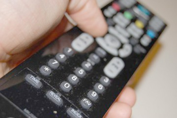 Cât timp petrec românii în faţa televizorului