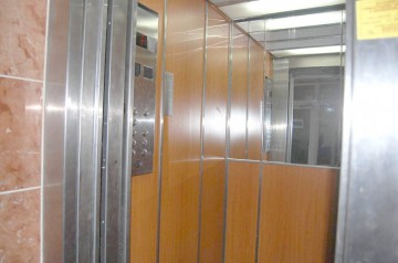 Blocate în lift, la etajul 9!
