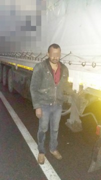 Cetăţean pakistanez ascuns sub un camion, descoperit în P.T.F. Ostrov