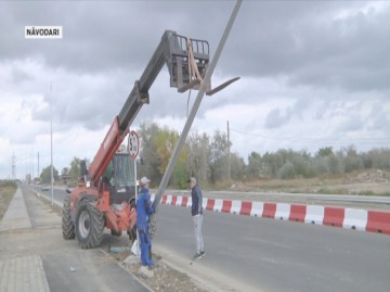 Se montează stâlpii de iluminat pe drumul dintre Năvodari şi Constanţa
