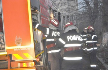 O boxă a unui bloc din Hârşova a fost cuprinsă de flăcări