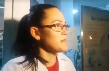 MOMENTE DE GROAZĂ pentru o farmacistă din Constanţa! A fost stropită cu benzină şi ameninţată că i se dă foc! VIDEO