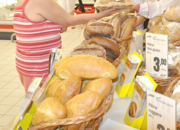 Covrigăriile, patiseriile etc., obligate să anunţe dacă vând produse congelate