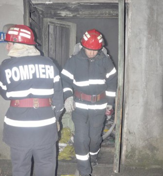 Pompierii, intervenţie la un incendiu provocat de o sobă