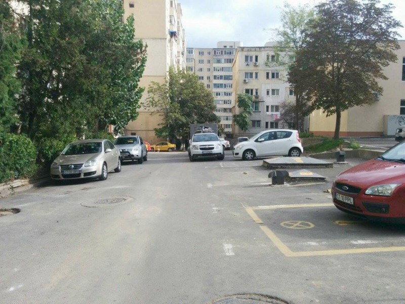 Zonele supraaglomerate de autoturisme, pericol pentru copii. Primăria nu are soluţii! Zonele supraaglomerate de autoturisme, pericol pentru copii. Primăria nu are soluţii!