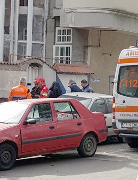 Un bărbat cu probleme medicale a rămas blocat! A intervenit Descarcerarea