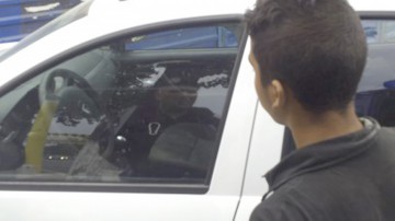 Hoţ de maşini, săltat de oamenii legii şi dus la Tichileşti