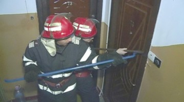 Descoperire macabră după ce pompierii au deblocat o uşă