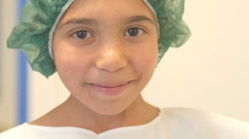 O fetiţă de 13 ani cântăreşte doar 15 kilograme. Mama copilei, strigăt disperat de ajutor: Vrem să ne vedem fetiţa sănătoasă