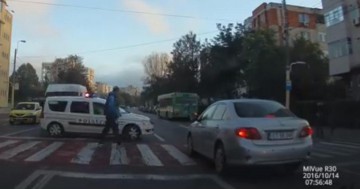 URMĂRIRE ÎN TRAFIC! Poliţia pe urmele unui şofer care a fost cât pe ce să spulbere un pieton!