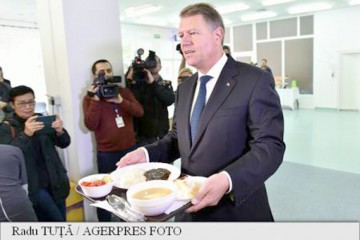 Iohannis a vizitat Centrala, s-a fotografiat cu angajaţii şi a mâncat la cantină