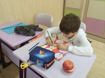 Săptămână rodnică la Şcoala „Gheorghe Ţiţeica”: mere şi cărţi!