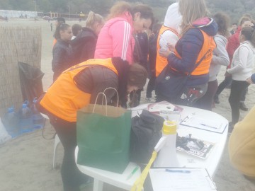 Crosul Mării Negre: participanţii au fost „taxaţi” prin colectarea de deşeuri de pe plajă
