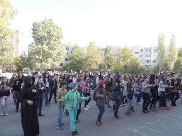 Elevii unei şcoli din Constanţa au făcut un flashmob de Halloween
