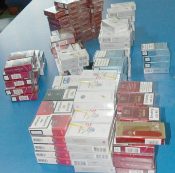 Prinsă de jandarmi, în timp ce vindea ţigări de contrabandã