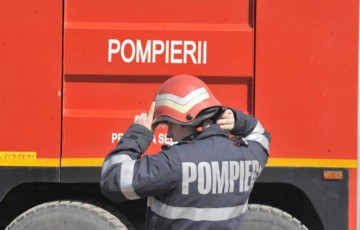 Un bărbat a căzut în beci, scos de pompieri