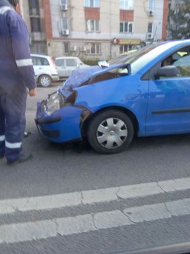 Carambol pe bulevardul 1 Mai! Cinci persoane au fost rănite