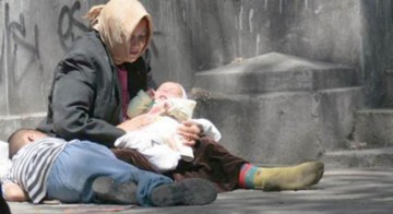 Tehnică nouă la Constanţa: o tânără a jefuit o bătrână în timp ce ţinea un bebeluş în braţe!