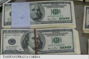 Inspectorii vamali au reținut 56.000 euro și 35.400 dolari la Otopeni
