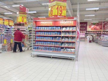 Marfă expirată sau la limita valabilităţii în hipermarketuri