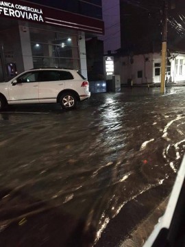 PLOAIE și GRINDINĂ în județ. Pe bulevardul Mamaia din municipiu te poţi da cu barca!