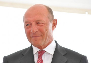 Dodon: După Revelion, Băsescu va fi privat de cetăţenia Republicii Moldova. De Anul Nou îl las să servească un pahar de şampanie