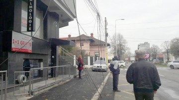 Cablurile de telecomunicaţii, „lianele” de pe bulevardul Mamaia