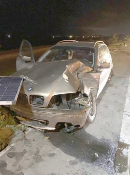 Şoferul unui BMW a rupt un stâlp de iluminat pe drumul Năvodari- Lumina