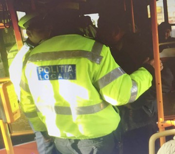 Poliţiştii continuă verificările în autobuze: au „curs” amenzile!