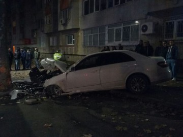 Un tânăr de 18 ani şi-a băgat prietenii în spital: A INTRAT CU MAŞINA ÎN COPAC, pe bulevardul Mamaia!