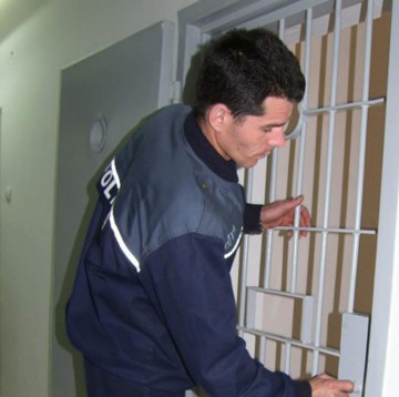 Individul condamnat pentru că a lovit un poliţist, 